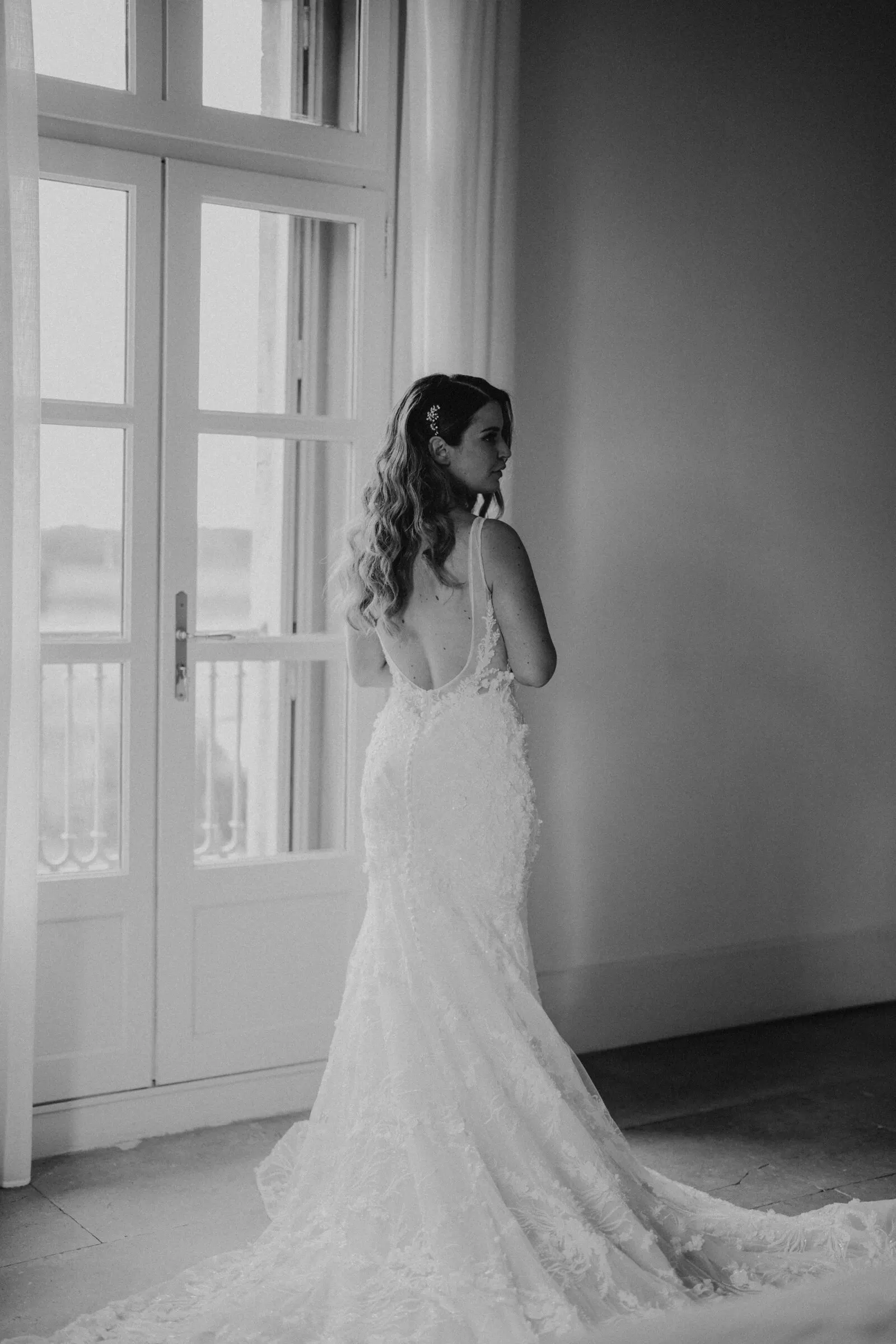 Mariée dans une pièce lumineuse
